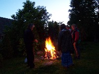 ヤーニパエヴに焚き火の周りで飲み語り合う人々