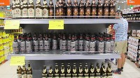 一般的なスーパーに並ぶ日本のアサヒビール