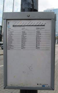 タリンのショッピングセンター近くのアライクマーのバス停時刻表