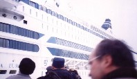 ヘルシンキ西港に停泊する巨大客船