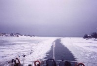 凍ったバルト海を進む船